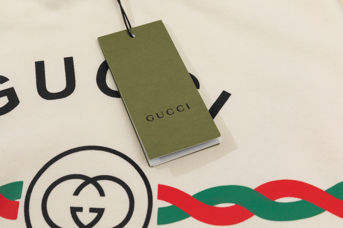 240 “Gucci 1921 Firenze”印花述说了Gucci的百年历史源自佛罗伦萨