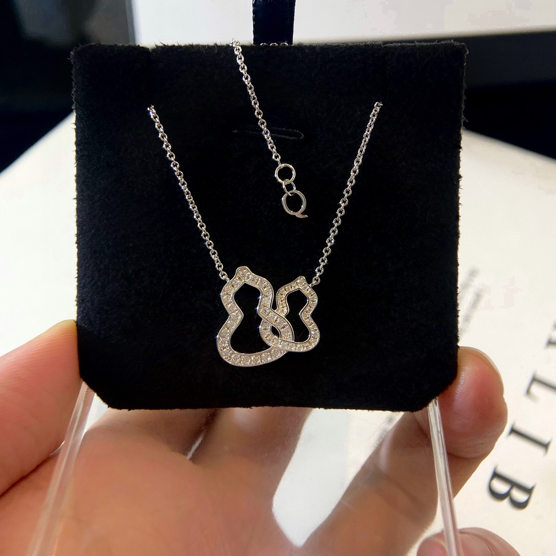 批发价💰115（纯银材质）
看似平淡无奇，这个葫芦的版型就相当讲究，流畅饱满，恰到好处。镂空双葫芦镶钻项链，925银材质制作，不掉色不过敏