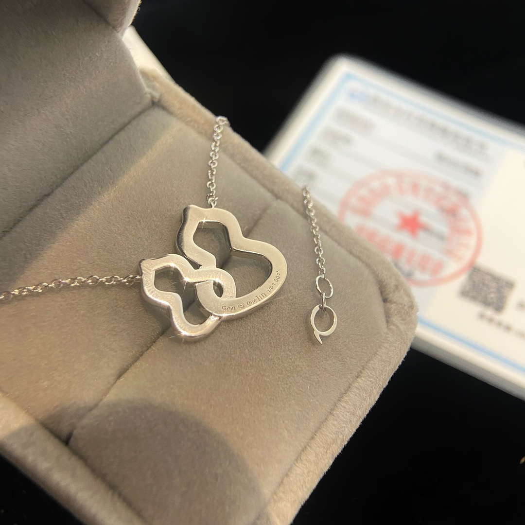 批发价💰115（纯银材质）
看似平淡无奇，这个葫芦的版型就相当讲究，流畅饱满，恰到好处。镂空双葫芦镶钻项链，925银材质制作，不掉色不过敏