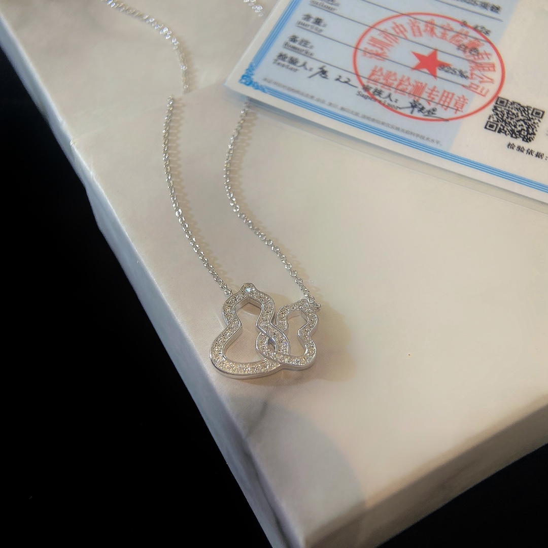 批发价💰115（纯银材质）
看似平淡无奇，这个葫芦的版型就相当讲究，流畅饱满，恰到好处。镂空双葫芦镶钻项链，925银材质制作，不掉色不过敏
