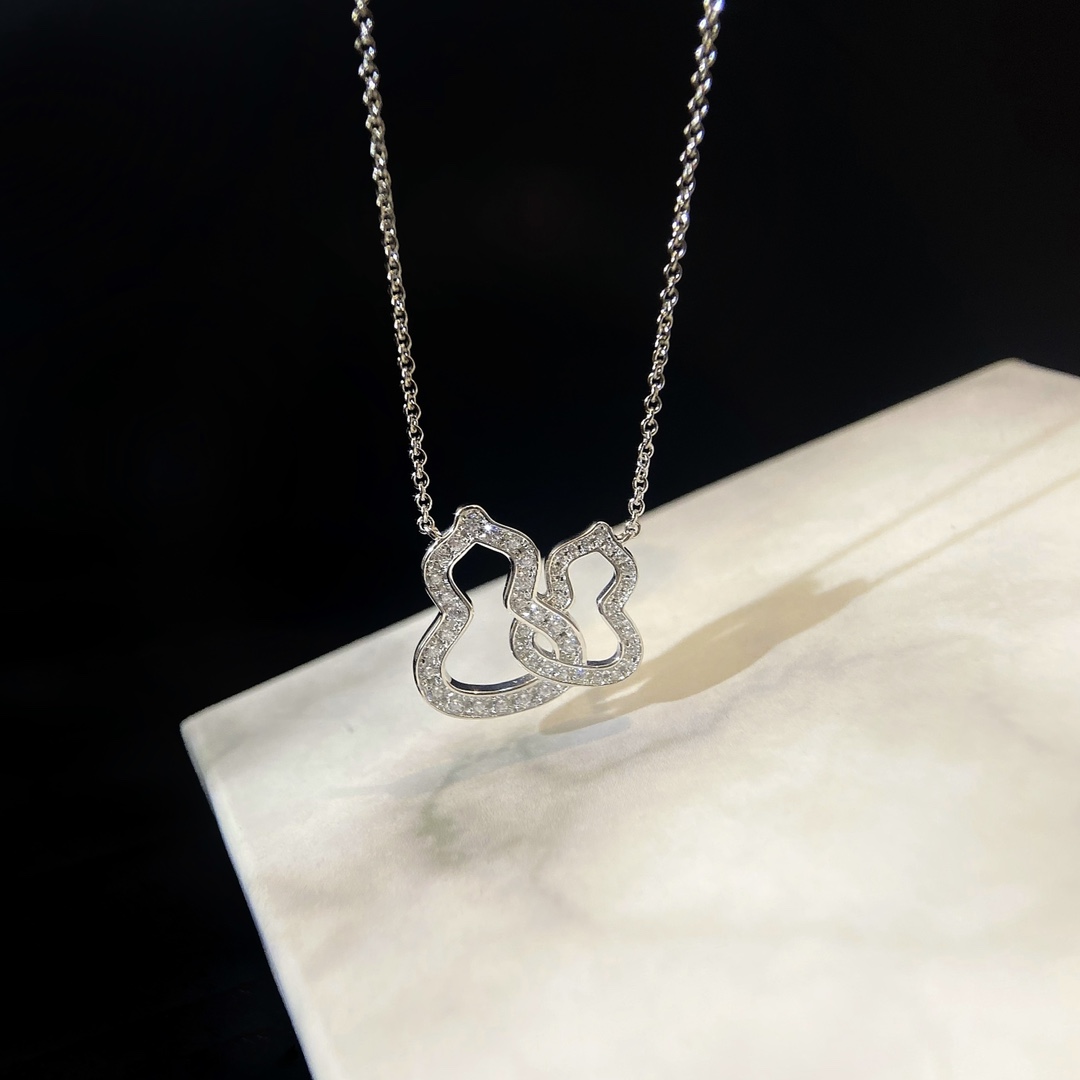 批发价💰115（纯银材质）
看似平淡无奇，这个葫芦的版型就相当讲究，流畅饱满，恰到好处。镂空双葫芦镶钻项链，925银材质制作，不掉色不过敏
