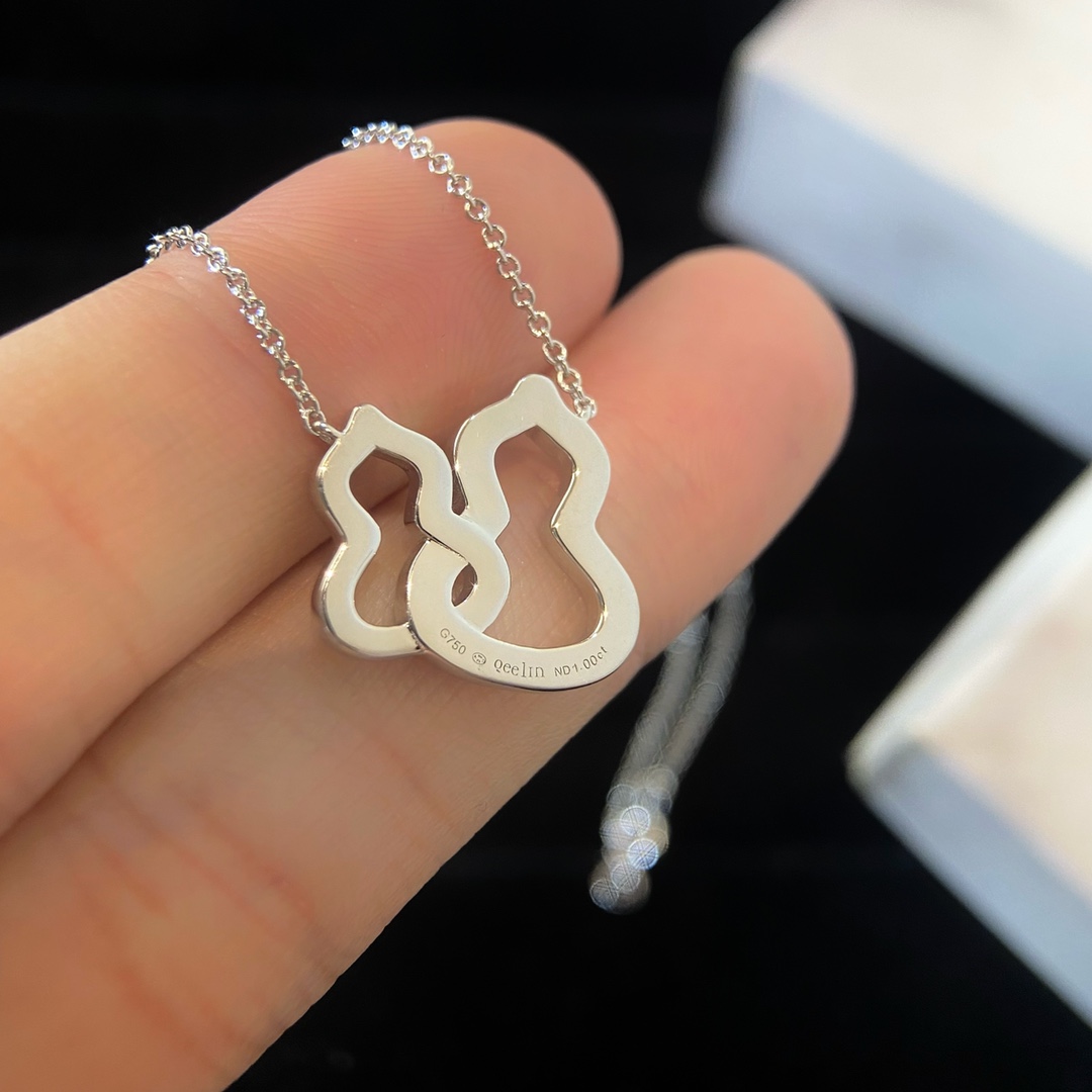 批发价💰115（纯银材质）
看似平淡无奇，这个葫芦的版型就相当讲究，流畅饱满，恰到好处。镂空双葫芦镶钻项链，925银材质制作，不掉色不过敏