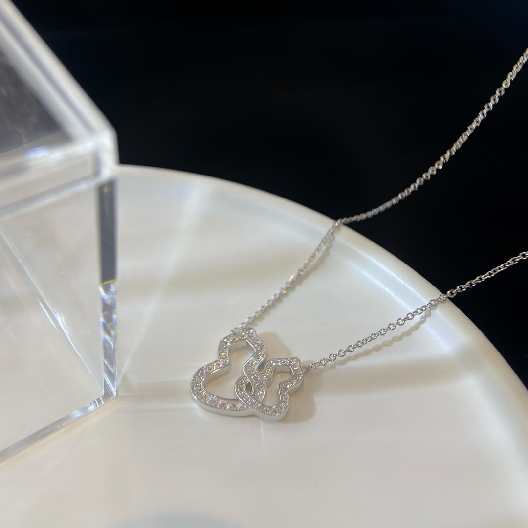 批发价💰115（纯银材质）
看似平淡无奇，这个葫芦的版型就相当讲究，流畅饱满，恰到好处。镂空双葫芦镶钻项链，925银材质制作，不掉色不过敏