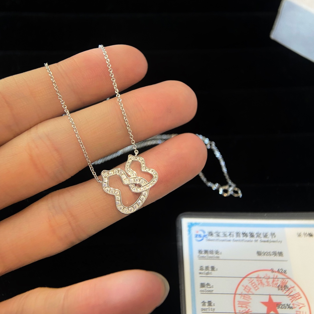 批发价💰115（纯银材质）
看似平淡无奇，这个葫芦的版型就相当讲究，流畅饱满，恰到好处。镂空双葫芦镶钻项链，925银材质制作，不掉色不过敏