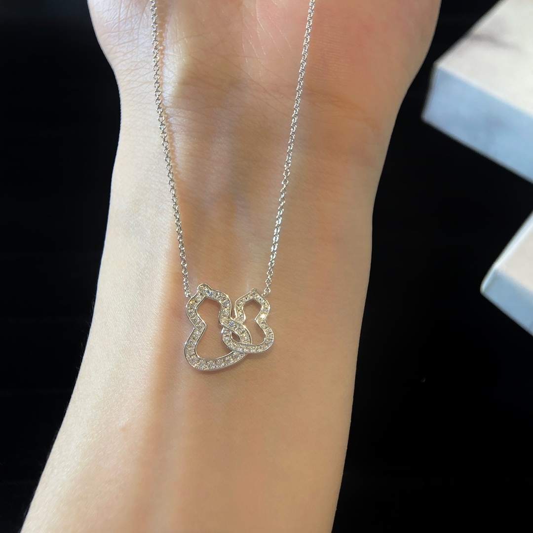 批发价💰115（纯银材质）
看似平淡无奇，这个葫芦的版型就相当讲究，流畅饱满，恰到好处。镂空双葫芦镶钻项链，925银材质制作，不掉色不过敏