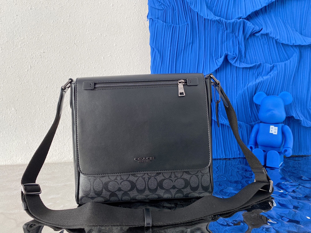 J5  Coach 蔻驰   KENNEDY手袋 男士翻盖邮差包 单肩斜挎包 经典Logo搭配原厂工艺材质 休闲百搭 采用精湛镶嵌细工，实物拍摄 原厂原版面料 配送小票 防尘袋 29 x 27 cm。