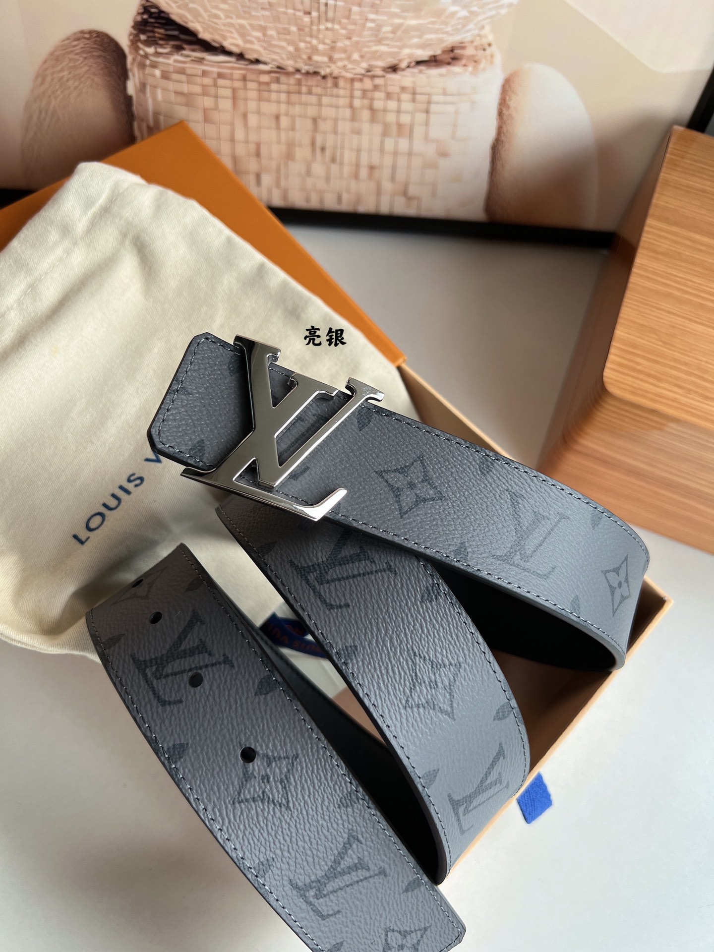 P 腰带能为男性增添或是成熟的魅力，或是潮流的感觉，也为Look增添整体感和细节感。这款腰带如您所愿，既