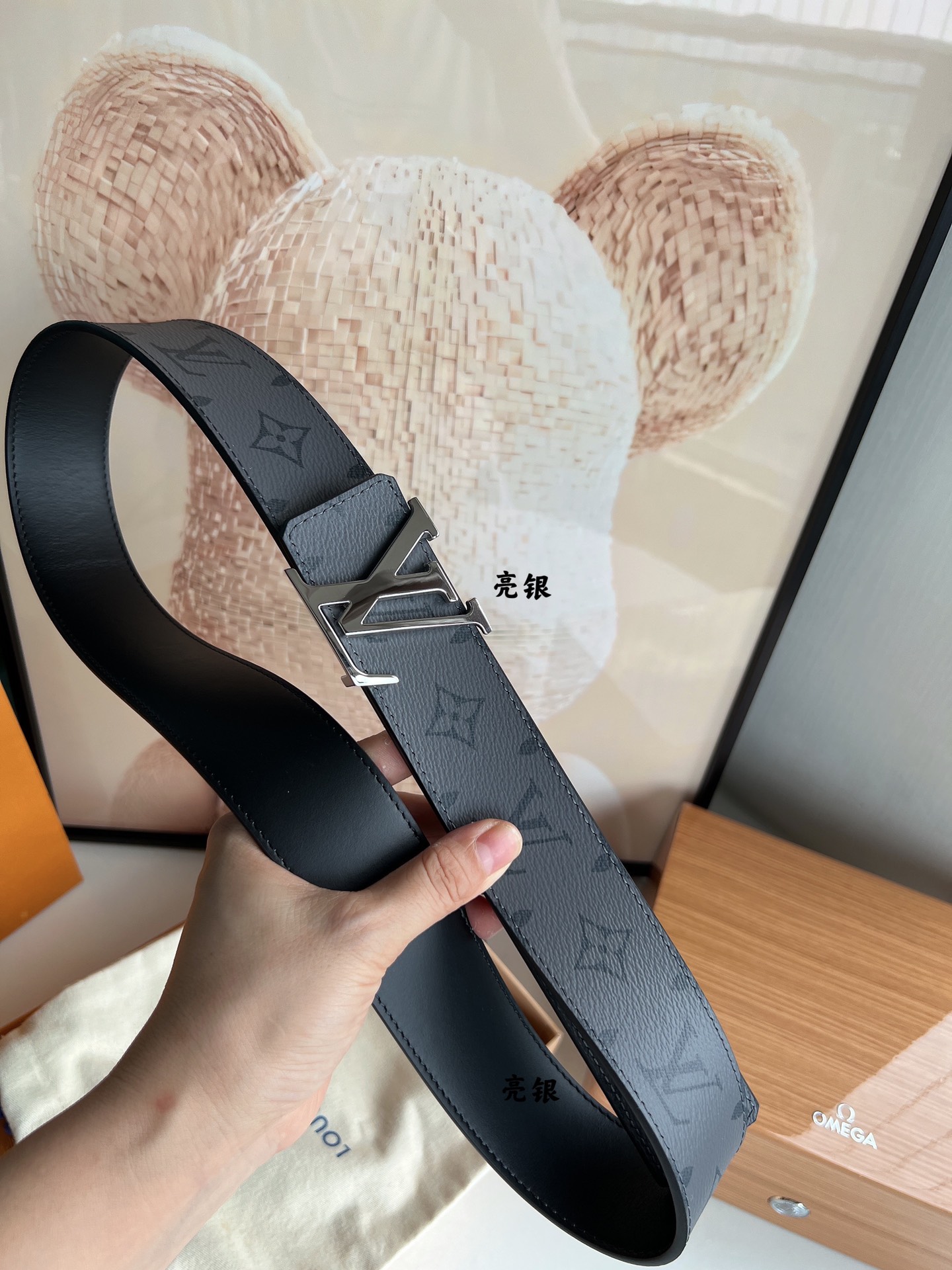 P 腰带能为男性增添或是成熟的魅力，或是潮流的感觉，也为Look增添整体感和细节感。这款腰带如您所愿，既