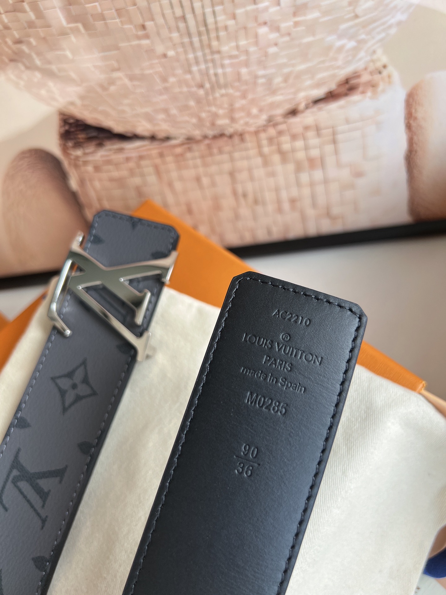 P 腰带能为男性增添或是成熟的魅力，或是潮流的感觉，也为Look增添整体感和细节感。这款腰带如您所愿，既