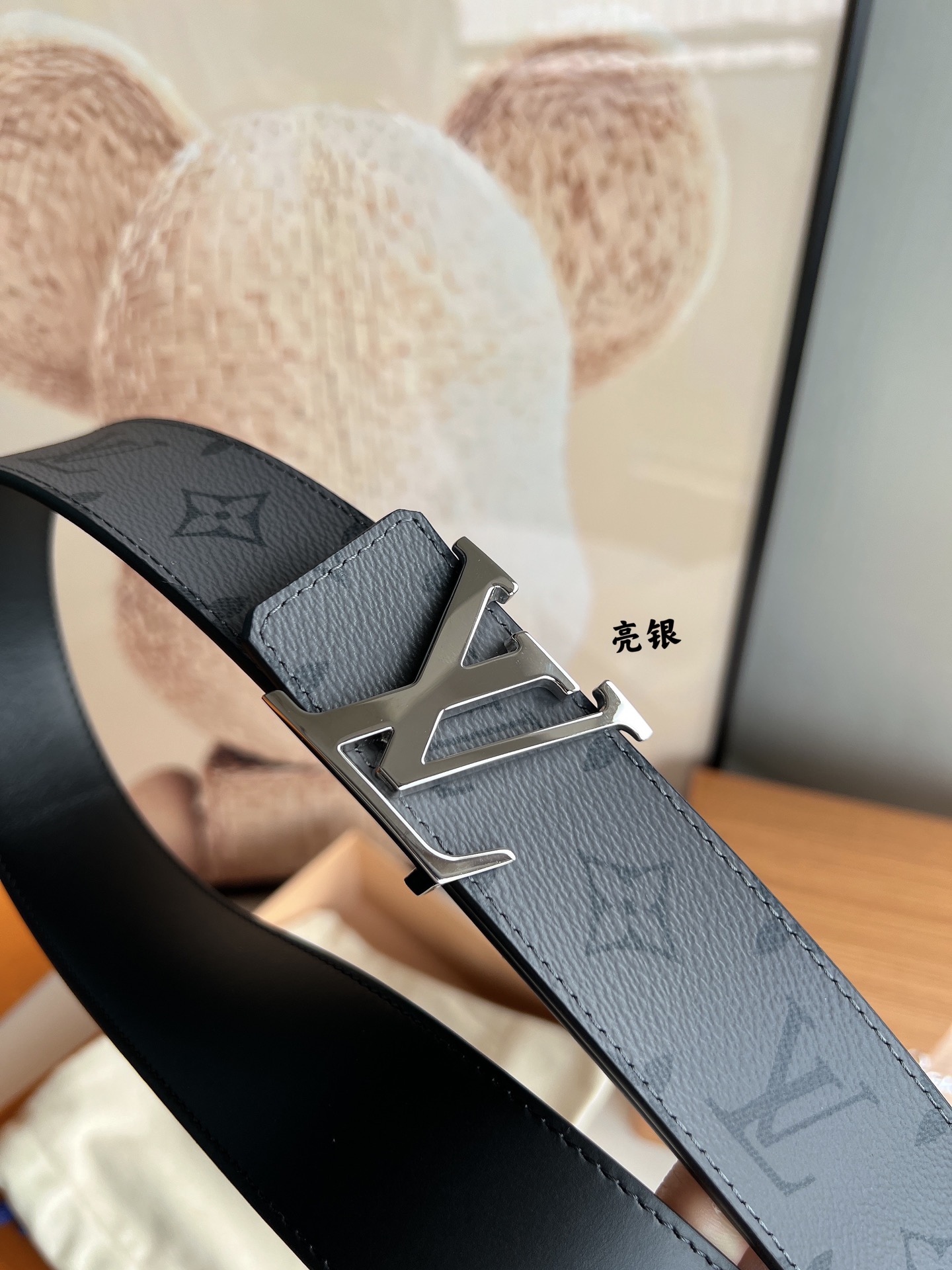 P 腰带能为男性增添或是成熟的魅力，或是潮流的感觉，也为Look增添整体感和细节感。这款腰带如您所愿，既