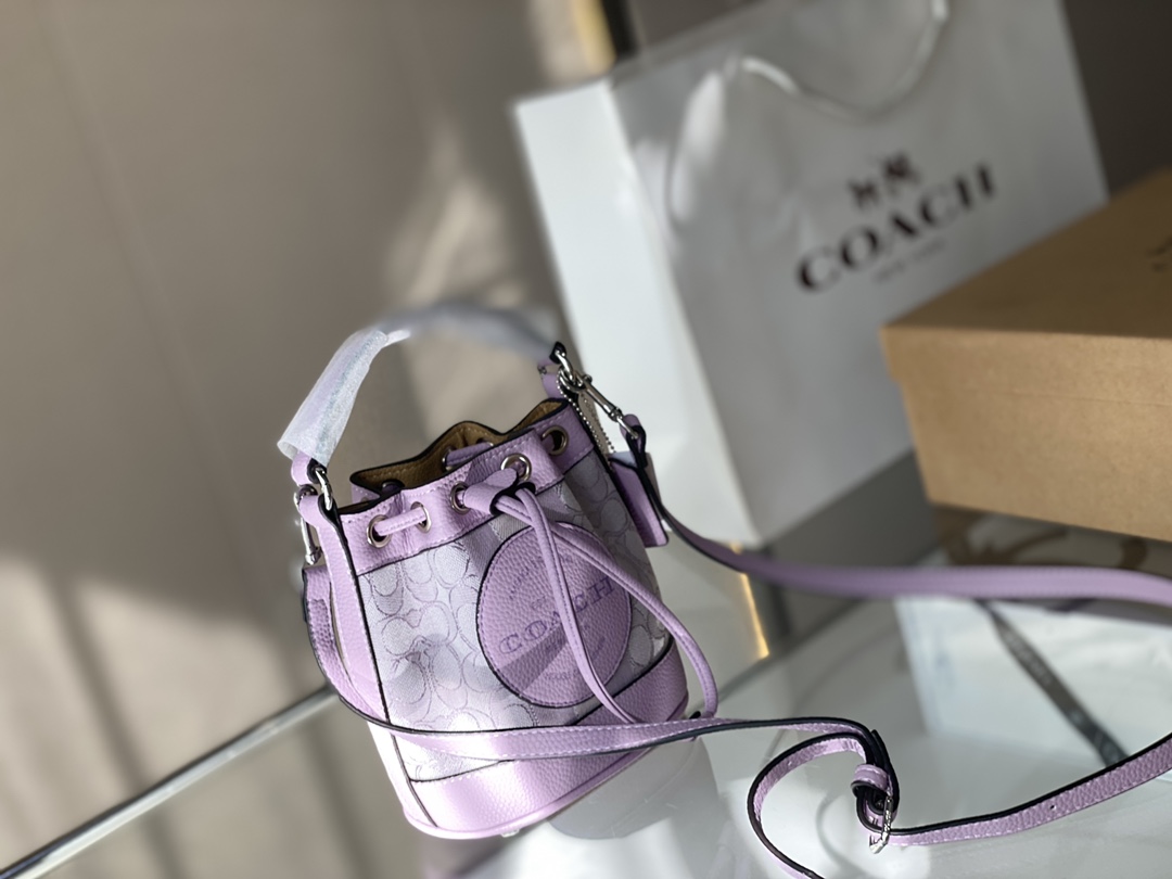 J0 小号 新品速递｜Coach Coach 蔻驰 水桶包香布雷升级版 Coach Coach 蔻驰 五月水桶包来咯 香布雷升级版UUU采用抽绳系带设计。便于开合使用 满版牛仔丹宁布Logo拼接皮质。 清新夏日。时髦轻便敲百搭 配搭皮质手提肩带。撞色帆布肩带 可手提包。单肩包。斜挎包 椭圆皮质底部。带有防损四角钉 精致复古且带防护 内里配搭拉链隔层。便于零散物品收纳哦 这样一款轻便实用的香布雷升级版水桶包 集美们蹲它蹲它蹲它 水桶包｜包包分享｜晒新包包｜ ｜Coach Coach 蔻驰 开挂了｜2021夏季包包分享 17*17cm