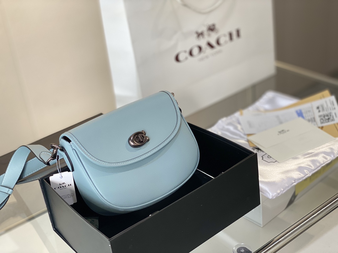 K0 配折叠礼盒 Coach Coach 蔻驰 马鞍包Willow saddle Coach 蔻驰 老花 Coach 蔻驰 6月马鞍包来喽＠ Coach 蔻驰 简约轻便，材质也比较耐磨··性价比也是一级棒 材质：防水涂层＋真皮包边尺寸：22*17*7. 5结构：前后两个薄隔层，中空保证容量颜色：经典老花Logo配色百搭色双肩带：同色中宽皮质肩带十帆布宽肩带总是文艺气质复古港风款的仙女们一定不要错过