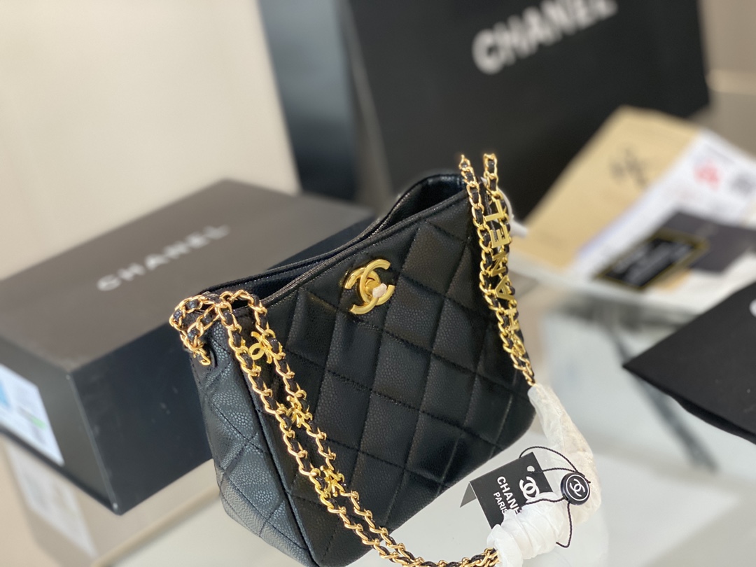 K0 甜酷兼得的CHANEL 22S HOBO腋下包 海量时尚博主同款o 随手一挎高级又大方知性又 优雅里夹杂着满分的气质 兼顾风格日常. 上班or约会都好美 版型太经典背N年不过时~ 看起来小小的但 是什么都能装口 好搭好驾驭,上身好看晕!气场上就稳赢16cm