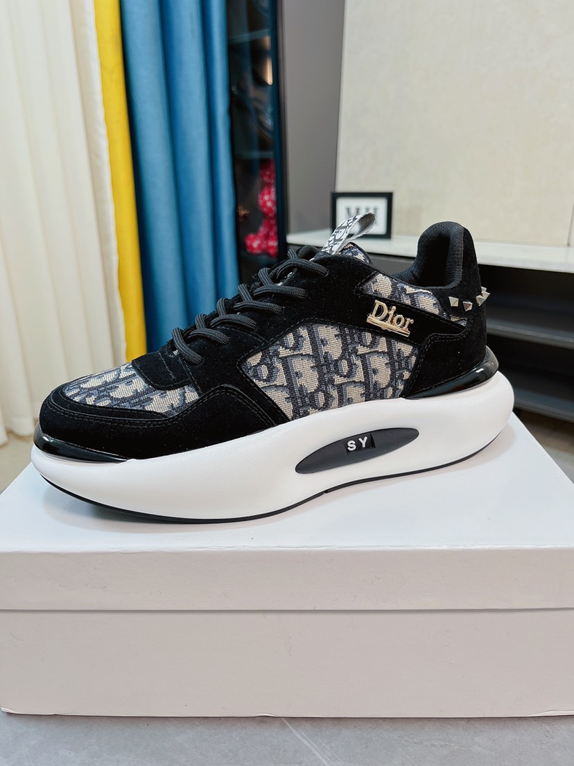 I5 Dior迪奥爆卖款官网全球首发男鞋高端品牌 官网最系列：鞋面采用进口牛皮搭配专供面料打造网布透气内里。让行走更加便捷舒适与官方的质量相比美的1：1复刻。打造时尚个性衬托你的与众不同潮男必备!经典款。男码：38-44。