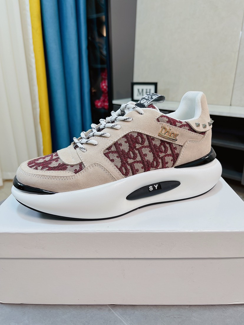 I5 Dior迪奥爆卖款官网全球首发男鞋高端品牌 官网最系列：鞋面采用进口牛皮搭配专供面料打造网布透气内里。让行走更加便捷舒适与官方的质量相比美的1：1复刻。打造时尚个性衬托你的与众不同潮男必备!经典款。男码：38-44。