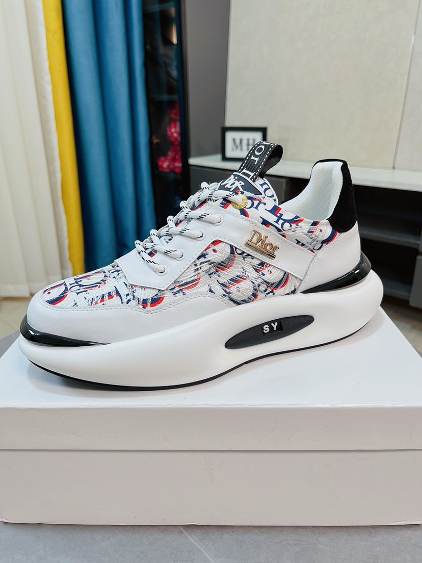 I5 Dior迪奥爆卖款官网全球首发男鞋高端品牌 官网最系列：鞋面采用进口牛皮搭配专供面料打造网布透气内里。让行走更加便捷舒适与官方的质量相比美的1：1复刻。打造时尚个性衬托你的与众不同潮男必备!经典款。男码：38-44。