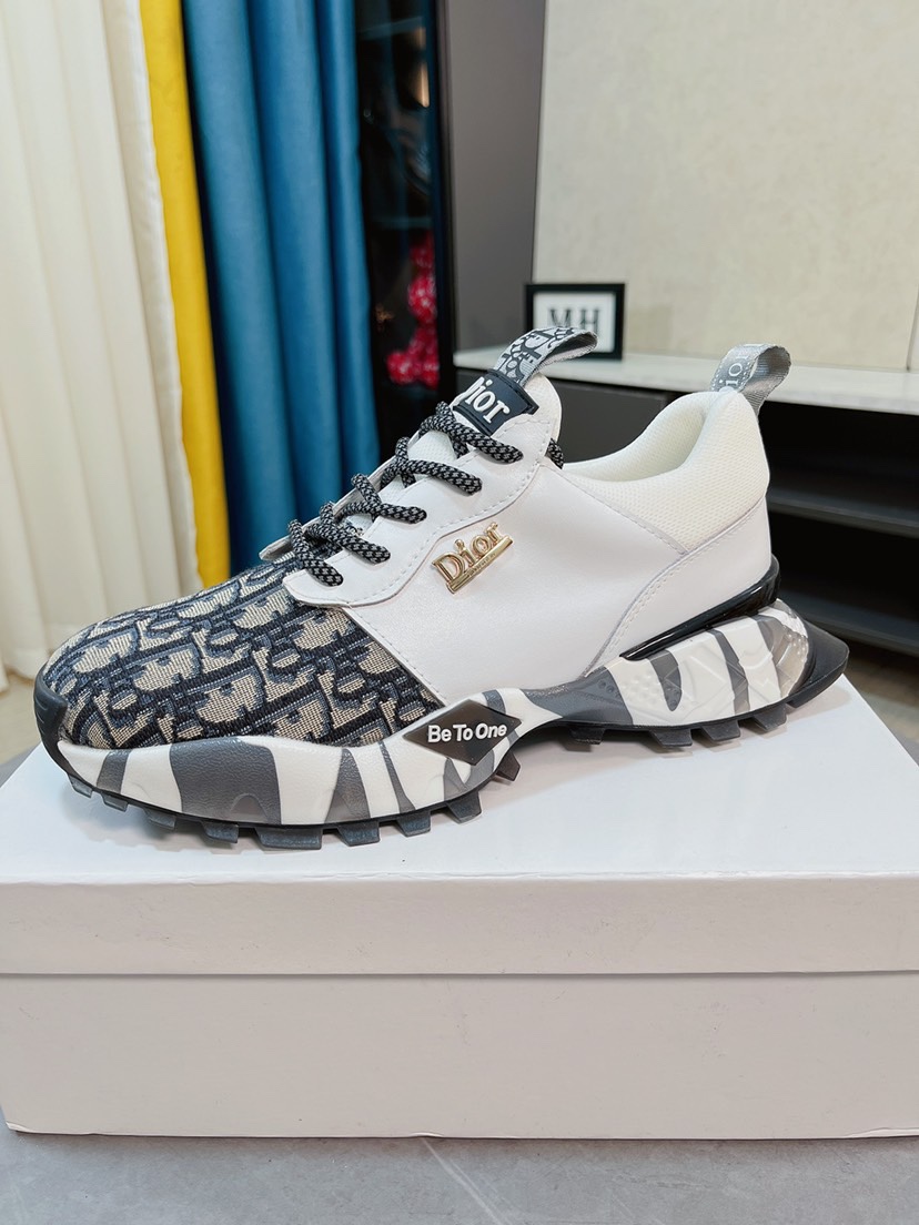 I5 Dior迪奥爆卖款官网全球首发男鞋高端品牌 官网最系列：鞋面采用进口牛皮搭配专供面料打造网布透气内里。让行走更加便捷舒适与官方的质量相比美的1：1复刻。打造时尚个性衬托你的与众不同潮男必备!经典款。男码：38-44。