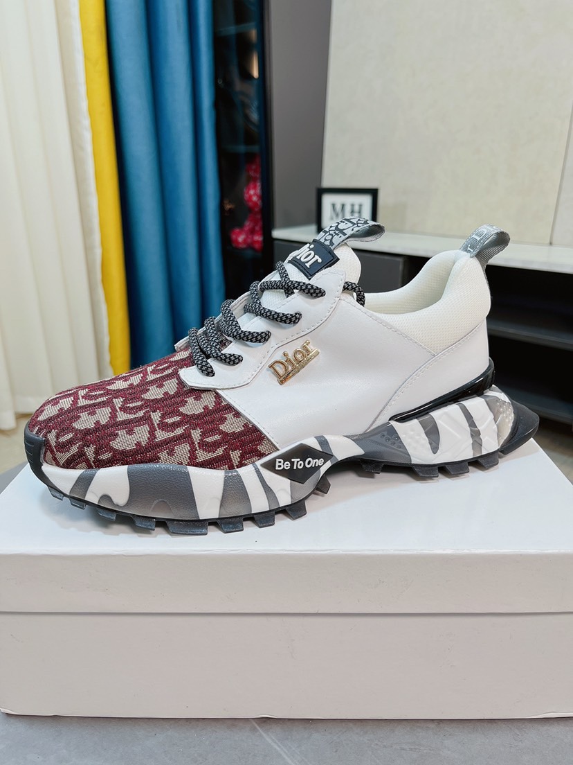 I5 Dior迪奥爆卖款官网全球首发男鞋高端品牌 官网最系列：鞋面采用进口牛皮搭配专供面料打造网布透气内里。让行走更加便捷舒适与官方的质量相比美的1：1复刻。打造时尚个性衬托你的与众不同潮男必备!经典款。男码：38-44。