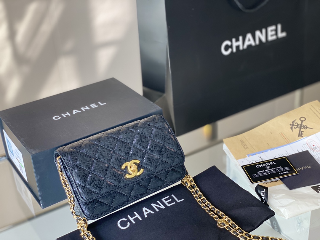 K0 Chanel22A金币法棍 这个系列真的必买也是闭买每一款都好看做工相比前一季的金币感觉更加精致 每个金币都是不同的图案 之所以选择法棍是因为它能装下手机 相较其它只能装可爱的小包价格也很合适买个内扣当腋下包也十分好看 19*12cm