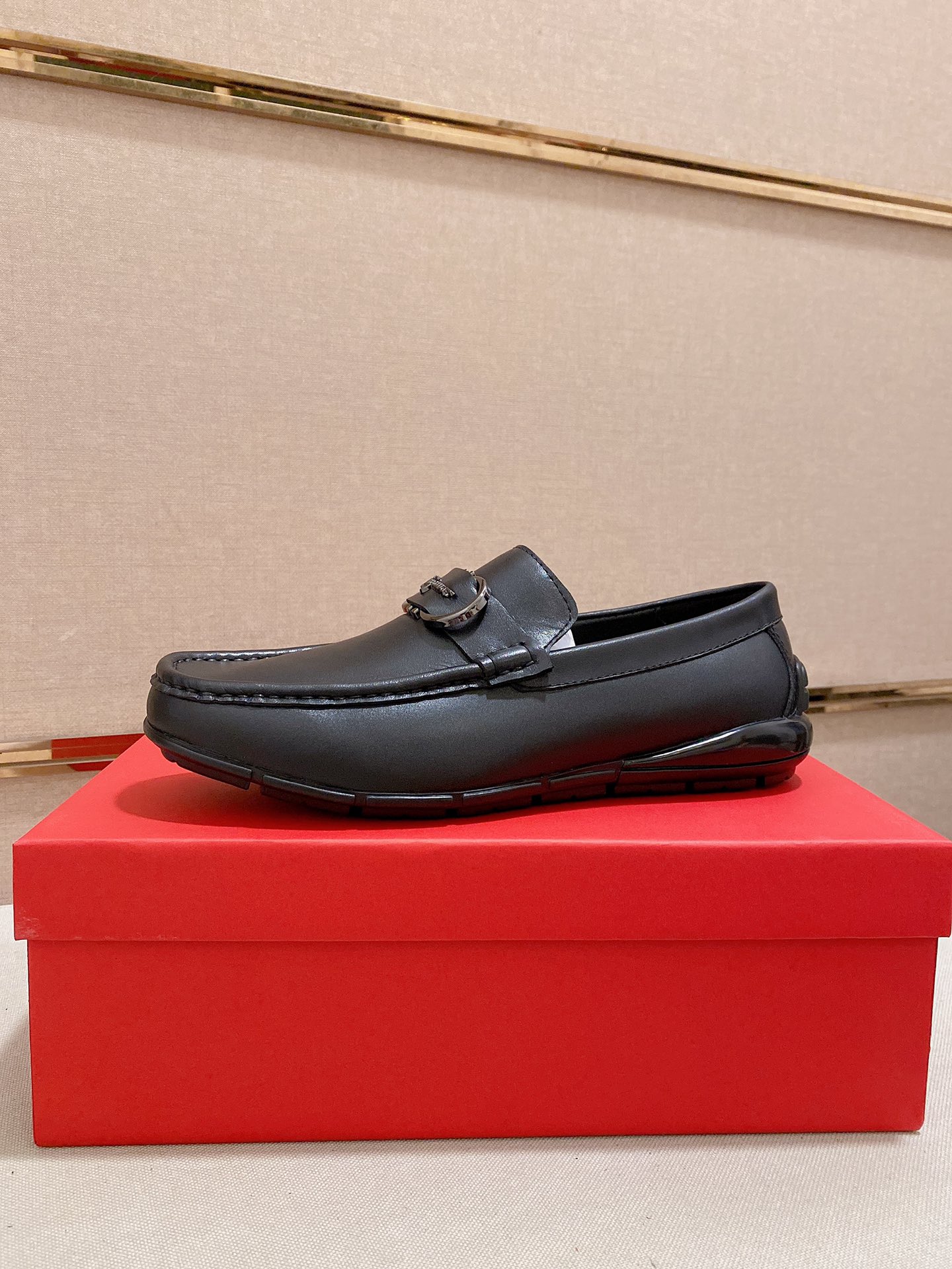 J0 菲拉格慕Ferragamo香港专柜同步更新男士一脚蹬休闲系列男鞋里外全牛皮鞋面进口头层牛皮牛皮内里经典原版大底组合制作出货[强]高端品质产品38—44码。可定做45高档包装[色][色]