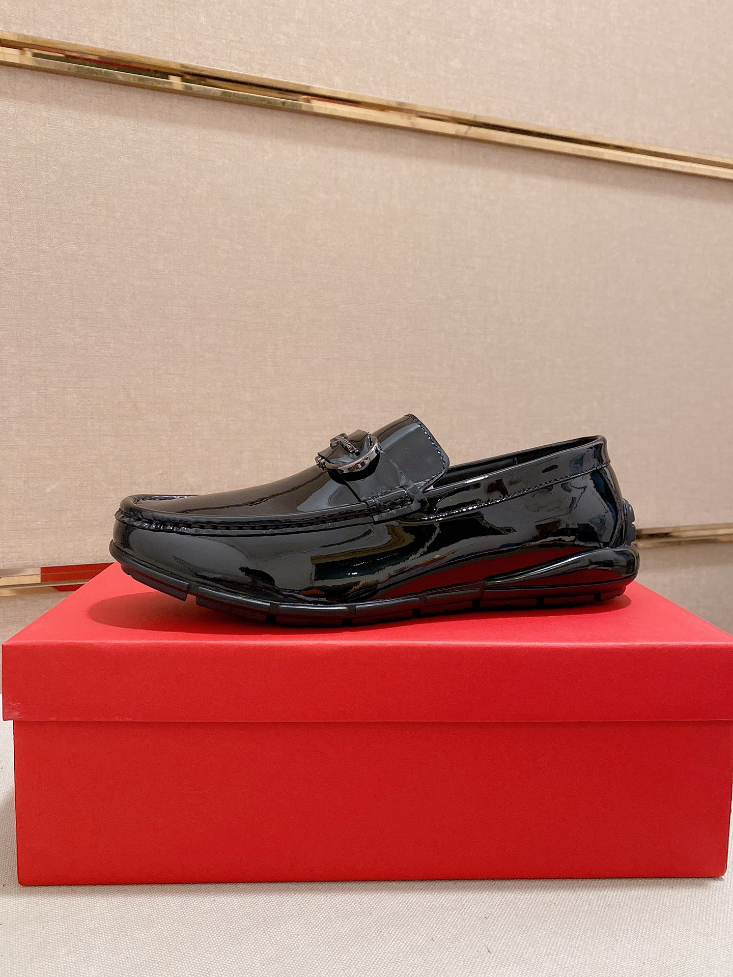 J0 菲拉格慕Ferragamo香港专柜同步更新男士一脚蹬休闲系列男鞋里外全牛皮鞋面进口头层牛皮牛皮内里经典原版大底组合制作出货[强]高端品质产品38—44码。可定做45高档包装[色][色]