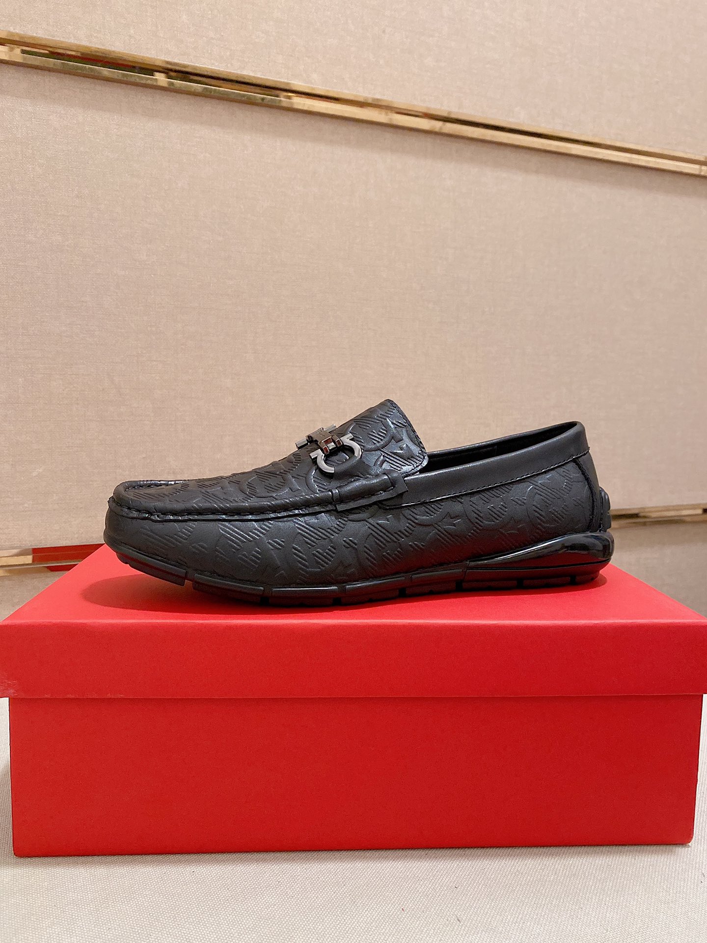 J0 菲拉格慕Ferragamo香港专柜同步更新男士一脚蹬休闲系列男鞋里外全牛皮鞋面进口头层牛皮牛皮内里经典原版大底组合制作出货[强]高端品质产品38—44码。可定做45高档包装[色][色]