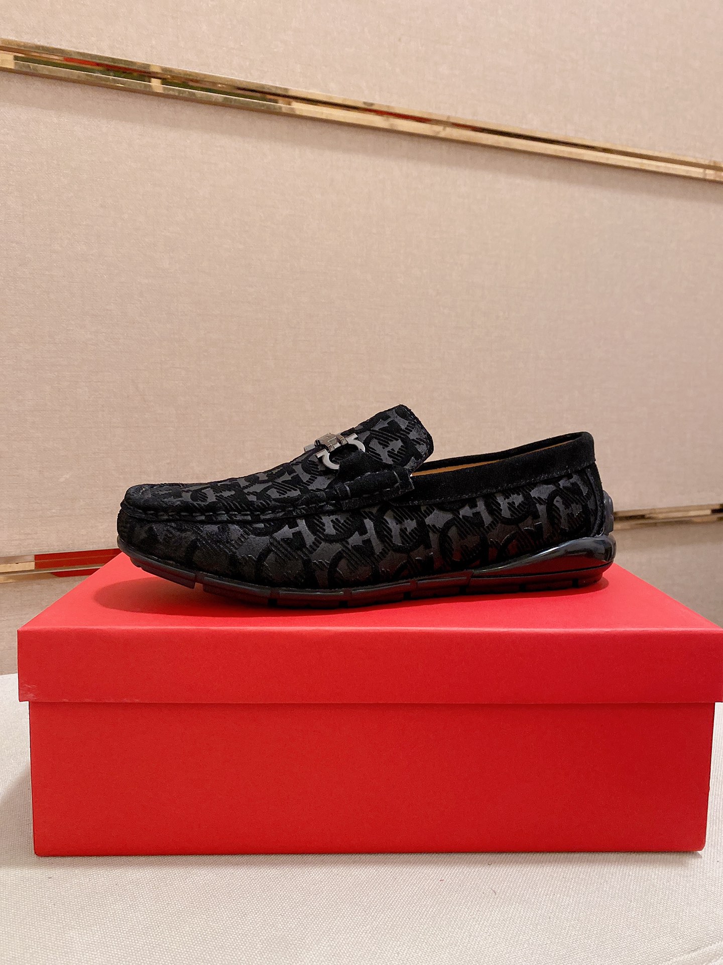 I5 菲拉格慕Ferragamo香港专柜同步更新男士一脚蹬休闲系列男鞋里外全牛皮鞋面进口头层牛皮牛皮内里经典原版大底组合制作出货[强]高端品质产品38—44码。可定做45高档包装[色][色]