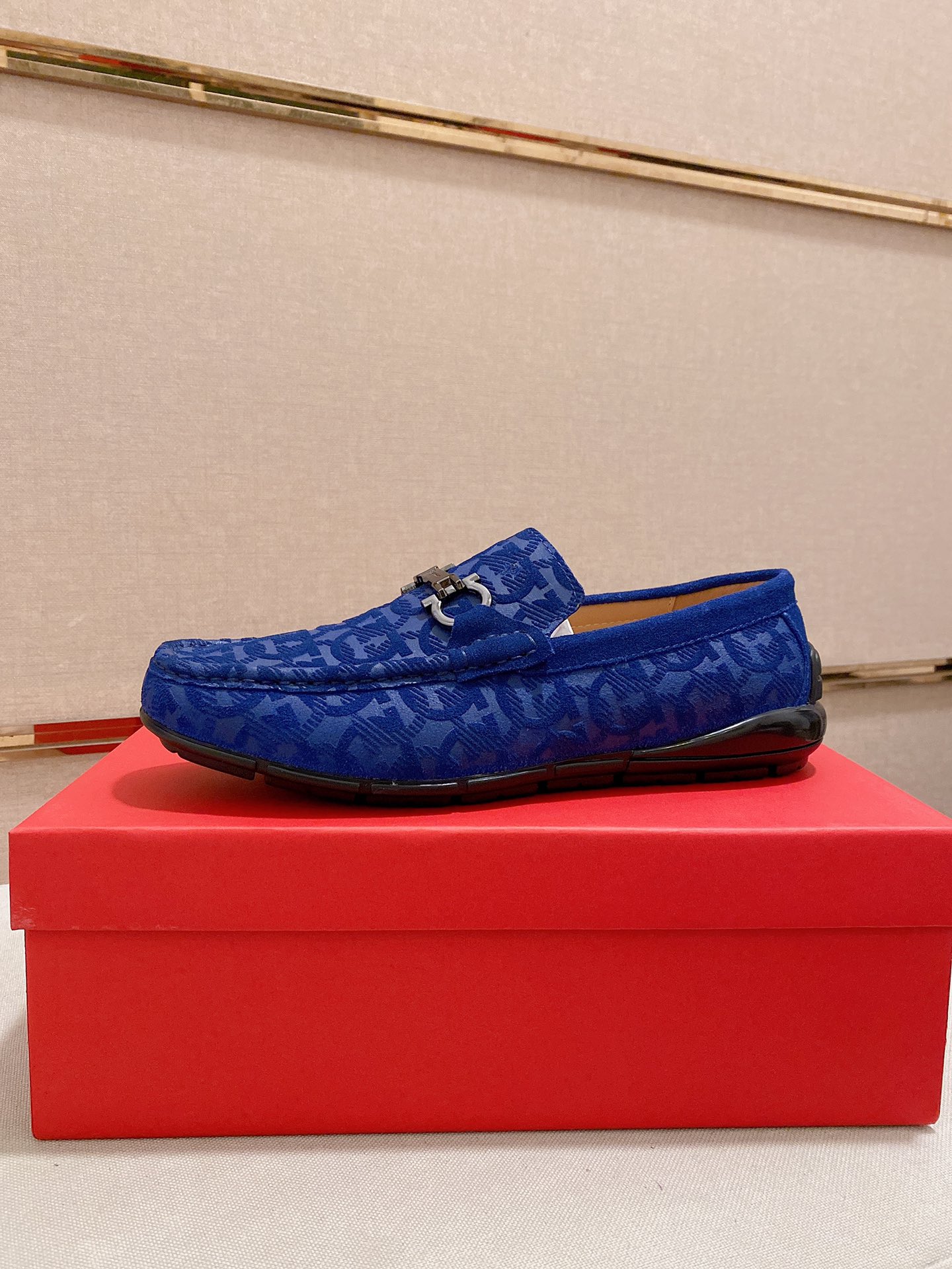 I5 菲拉格慕Ferragamo香港专柜同步更新男士一脚蹬休闲系列男鞋里外全牛皮鞋面进口头层牛皮牛皮内里经典原版大底组合制作出货[强]高端品质产品38—44码。可定做45高档包装[色][色]