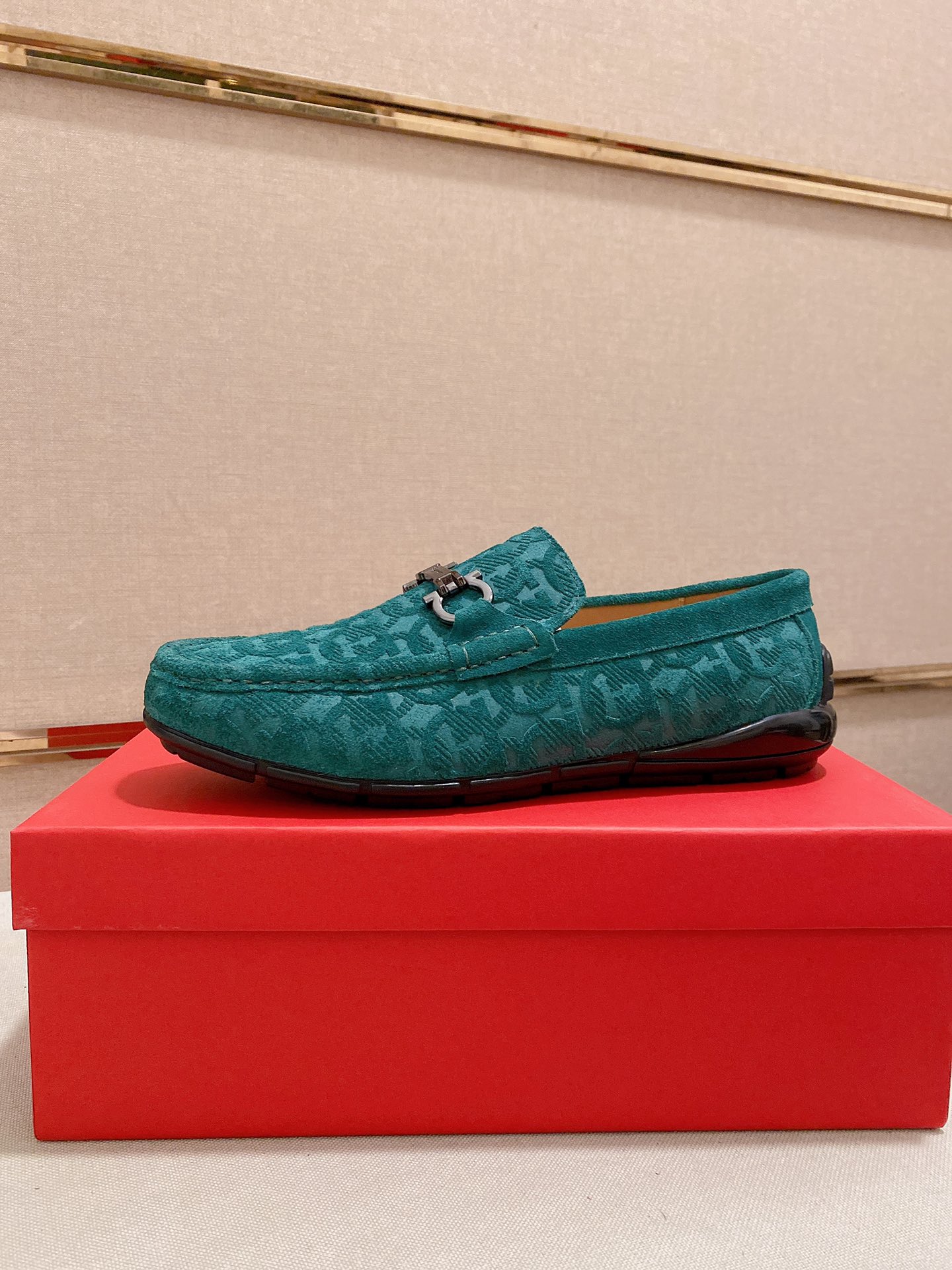 I5 菲拉格慕Ferragamo香港专柜同步更新男士一脚蹬休闲系列男鞋里外全牛皮鞋面进口头层牛皮牛皮内里经典原版大底组合制作出货[强]高端品质产品38—44码。可定做45高档包装[色][色]