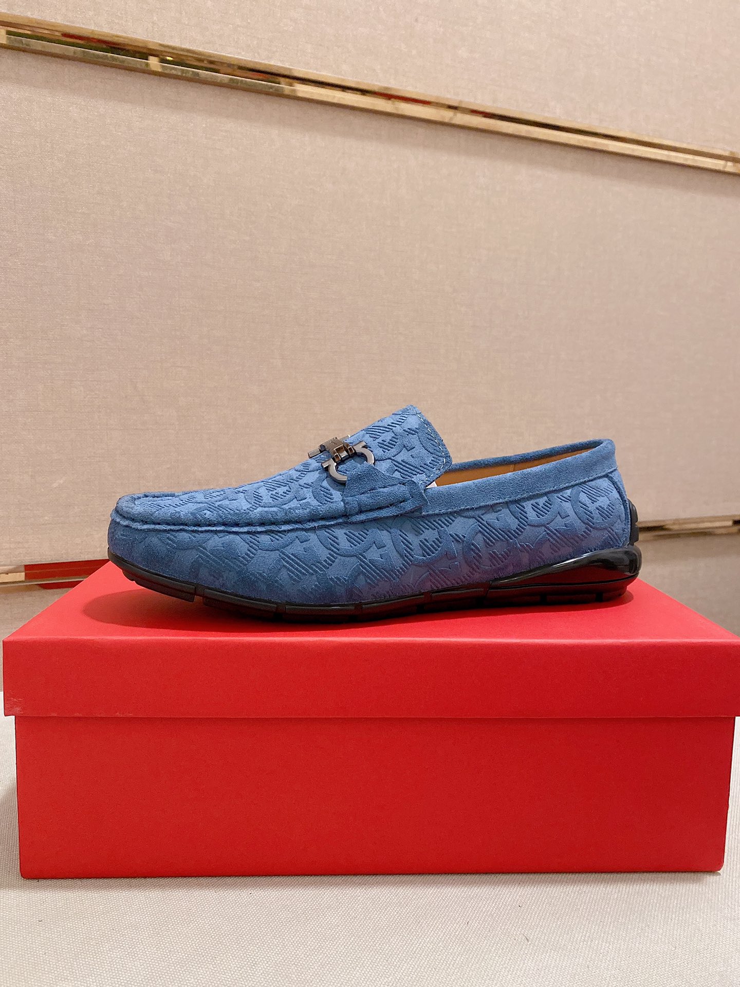 I5 菲拉格慕Ferragamo香港专柜同步更新男士一脚蹬休闲系列男鞋里外全牛皮鞋面进口头层牛皮牛皮内里经典原版大底组合制作出货[强]高端品质产品38—44码。可定做45高档包装[色][色]