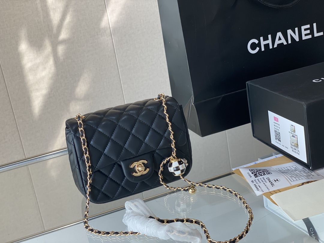 J5 小羊皮香奶奶 金球方胖子 “New Arrival” 最美金球方胖子人间香奈儿 白富美小姐姐必备款 单独夸最让人挪不开眼 就是小金球了太高级~ 今年的小香包链条可以调节 这一点太人性化了不管是高个子还是小个子圈都可以驾驭 Chanel小金球 17*13