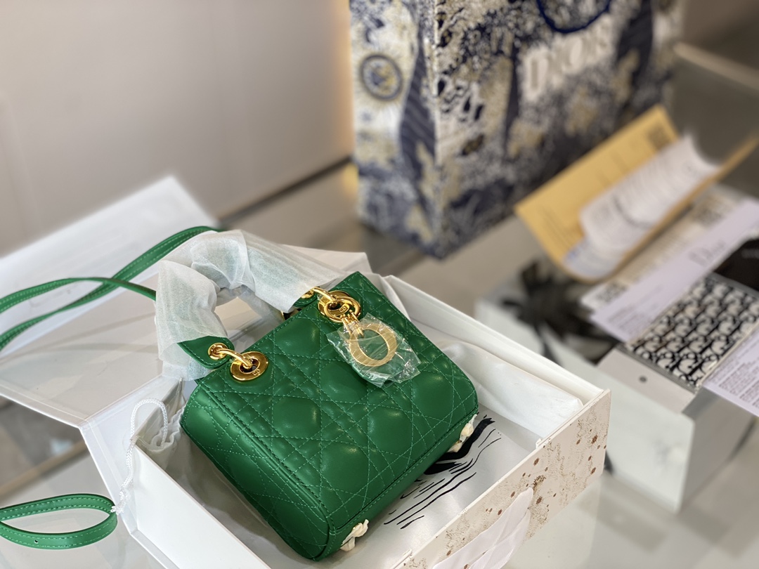 J0  Dior 迪奥 戴妃mini手提包 百搭经典 种草款这只超mini bag 精致小巧的一只 真的超级无敌巨可爱 奶里奶气巨温油