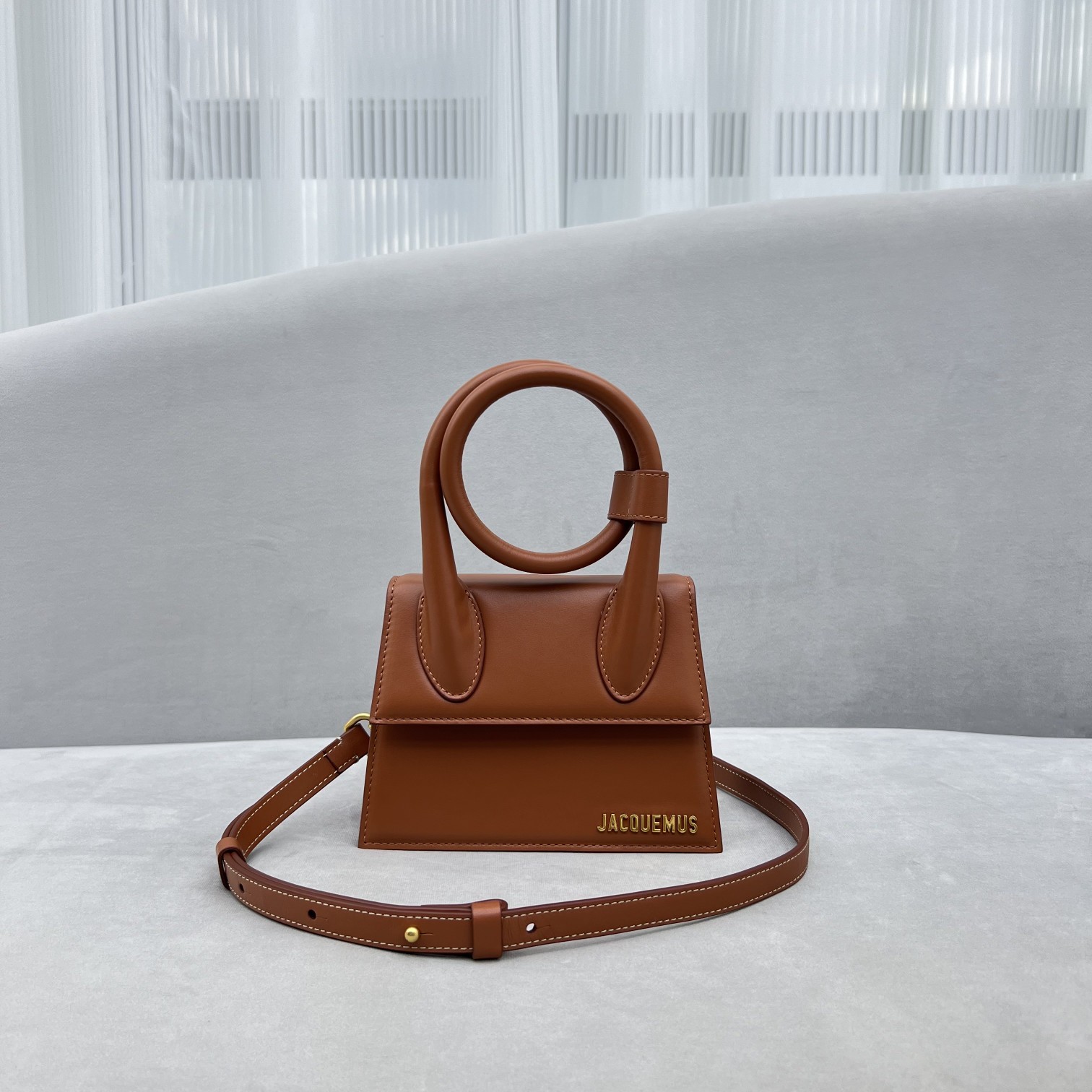 全皮棕Jacquemus̶爆款单品腋下包来袭辣手柄处摁扣设计十足手提时下热门的单肩背发以及斜挎一个包包个