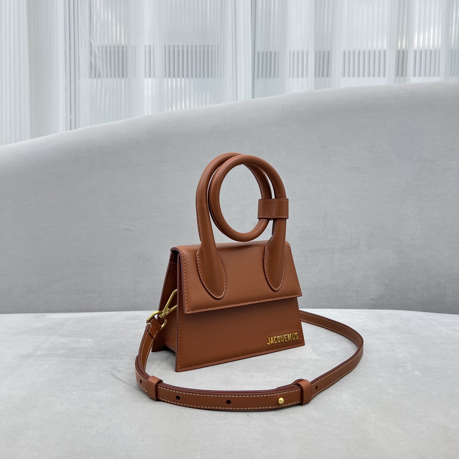全皮棕Jacquemus̶爆款单品腋下包来袭辣手柄处摁扣设计十足手提时下热门的单肩背发以及斜挎一个包包个