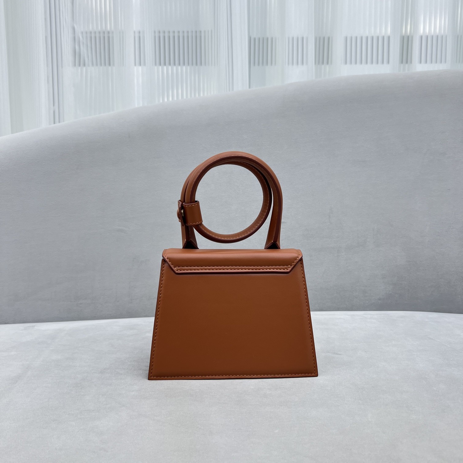 全皮棕Jacquemus̶爆款单品腋下包来袭辣手柄处摁扣设计十足手提时下热门的单肩背发以及斜挎一个包包个