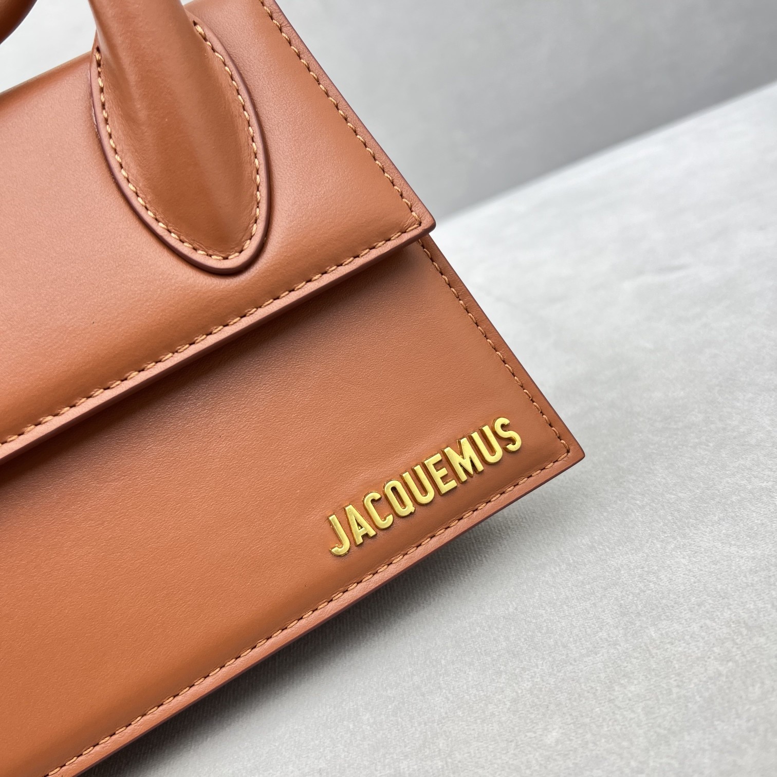 全皮棕Jacquemus̶爆款单品腋下包来袭辣手柄处摁扣设计十足手提时下热门的单肩背发以及斜挎一个包包个