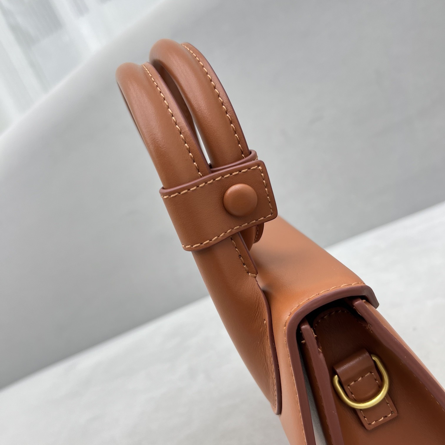 全皮棕Jacquemus̶爆款单品腋下包来袭辣手柄处摁扣设计十足手提时下热门的单肩背发以及斜挎一个包包个