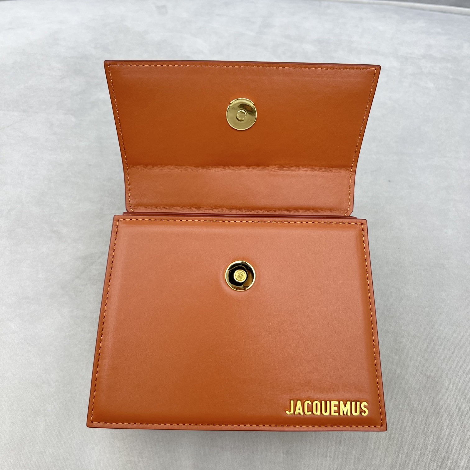 全皮棕Jacquemus̶爆款单品腋下包来袭辣手柄处摁扣设计十足手提时下热门的单肩背发以及斜挎一个包包个