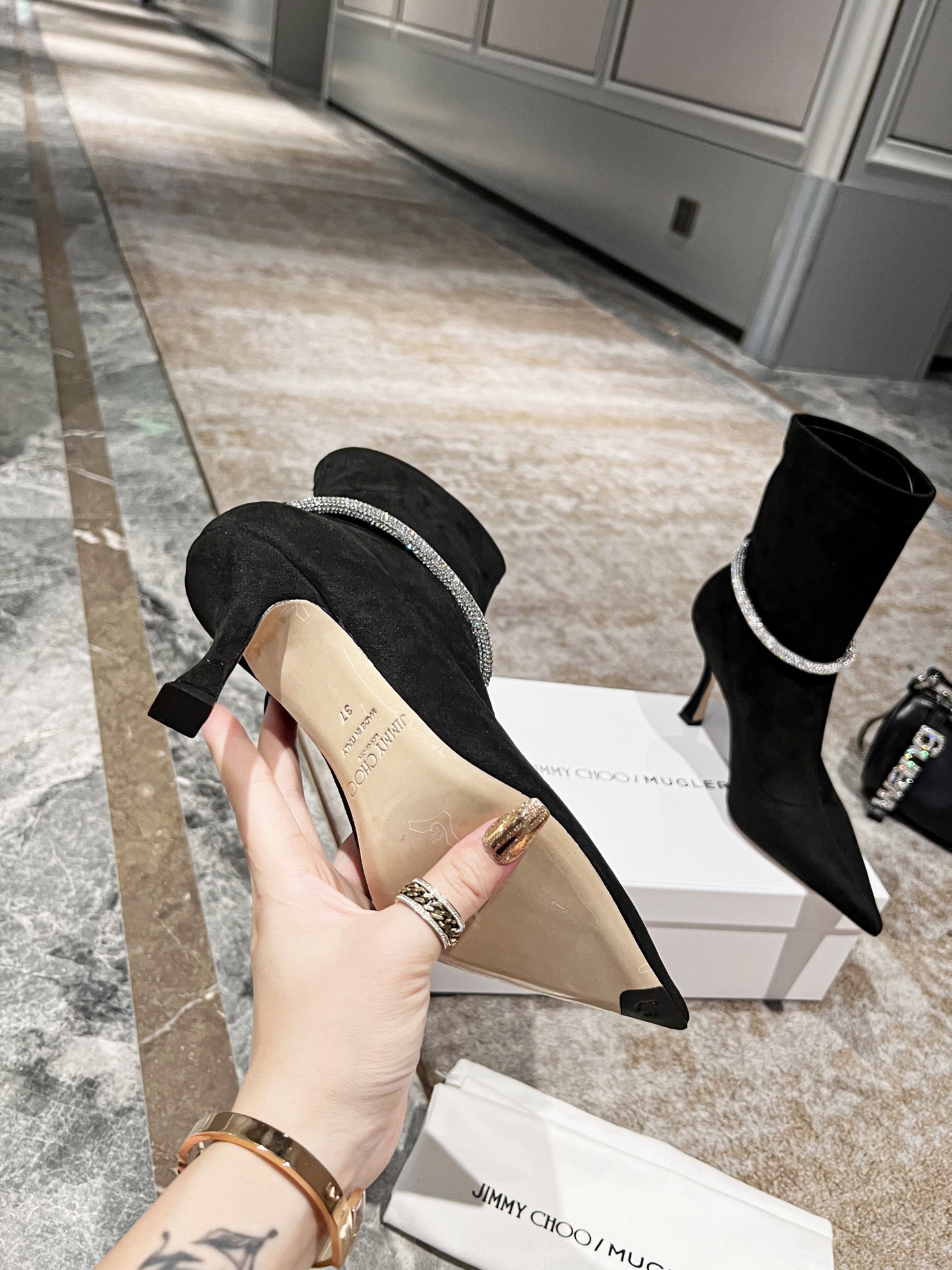 Jimmy Choo 22 Fall/Winter Classic Boots: Luxurious, Sculptural, and Versatile - 图片 7