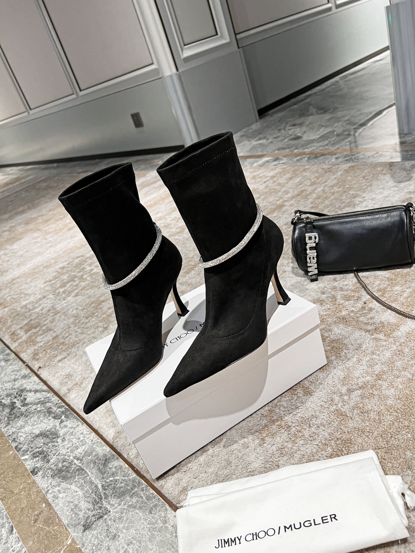 Jimmy Choo 22 Fall/Winter Classic Boots: Luxurious, Sculptural, and Versatile