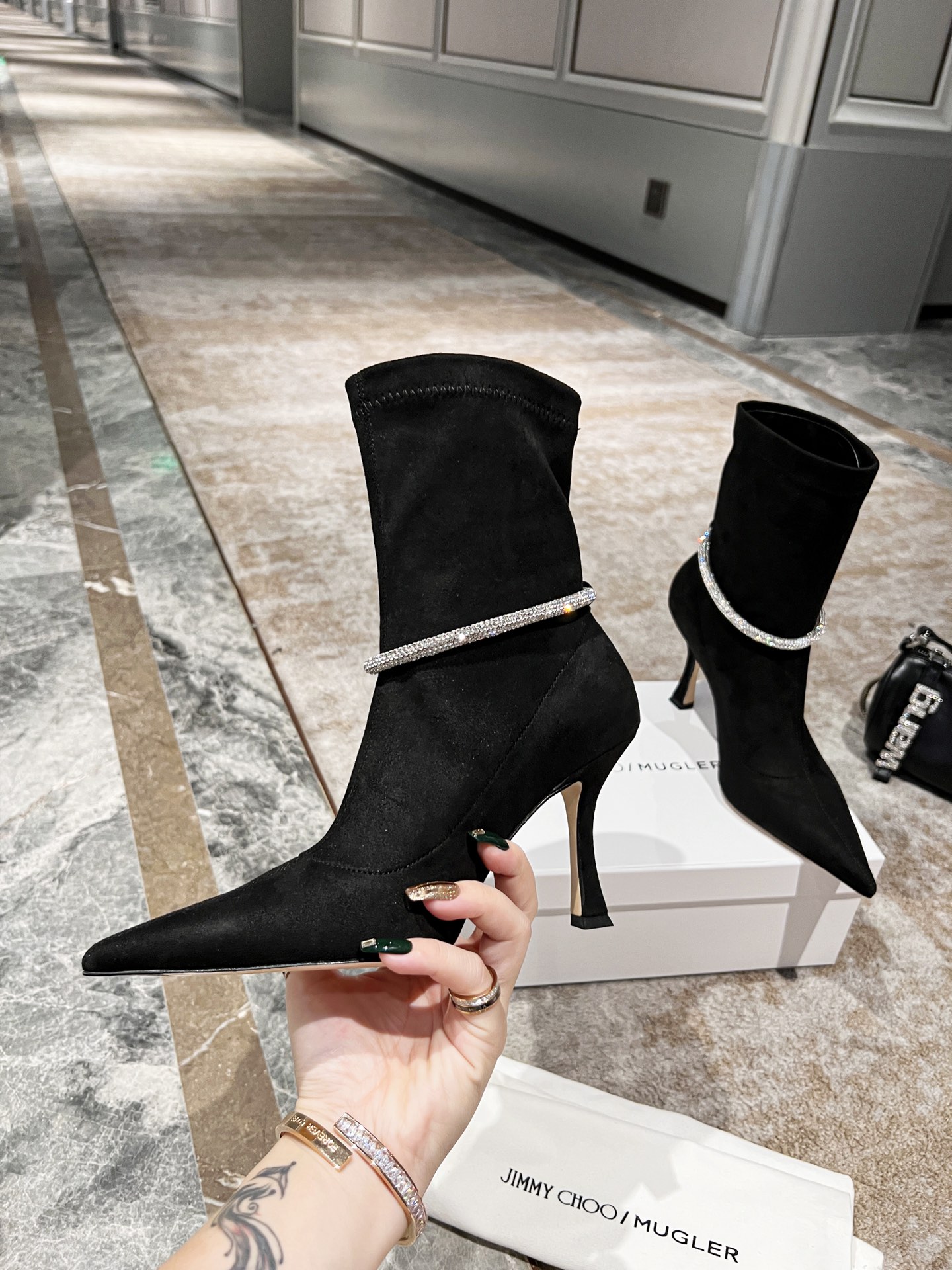 Jimmy Choo 22 Fall/Winter Classic Boots: Luxurious, Sculptural, and Versatile - 图片 9