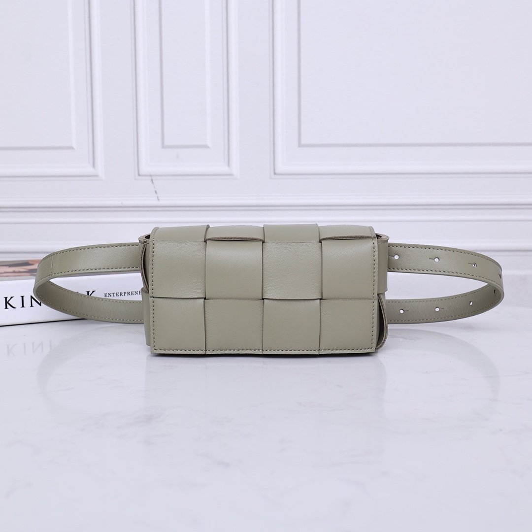 NO:177643,(New color) Checkered waist bag The popular cassette has been released. The lambskin material is very light and has a high-end touch as always. It can be made into clutches, waist bags, crossbody, and shoulders. It is small and exquisite but very easy to use. It is stress-free for iPhone luss, lipstick, and sunglasses!  It continues the square shape of the cassette bag, and does not deform after loading things. It is very good to have a concave shape!  Size 17.5*9.5*5CM,9031# Cave Green, BV, bottega veneta, sheepskin19860909(新色)方格腰包 大火的cassette出新款啦 小羊皮材质非常轻盈,一如既往的高级触感,可做手包,腰包,斜挎,肩背都可以.小巧精致但是巨好用 装ihone lus无压力,口红 墨镜都装进来吧！延续了cassette包方方正正的形状,装东西后不变形 非常好凹造型！ 尺寸17.5*9.5*5CM,9031# 洞石绿,BV,bottega veneta,sheepskin,Bag