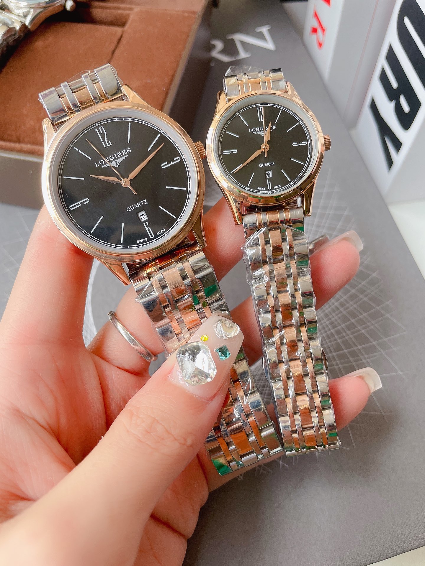 J5   最新经典浪琴  Longines  情侣对表 原装进口石英机芯 钢化玻璃 316L精钢表壳 直径男40mm女30mm 厚8mm如果今天的阳光停止了它耀眼的光芒。那么你的一个微笑，将照亮我的整个世界 实物拍摄 品质如一