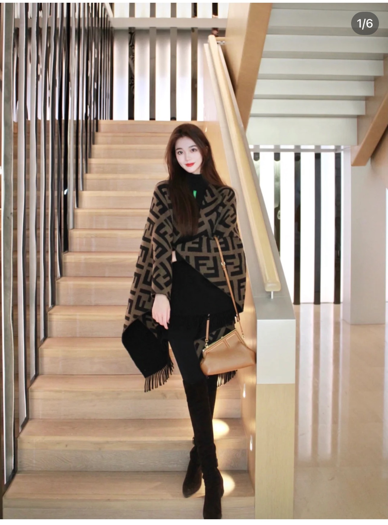 NO:336871,Pick [Double-sided, two-color Fendi cloak shawl!  】 There is no need to say more about FF's good looks!  This kind of design feels like a killer!  !  Now you must enter!  Super fashionable and big-name~ The goddess closes her eyes and wears it casually. It is definitely a practical and high-end item, retro and fashionable!  !  Style, craftsmanship, such a design sense!  It's really profitable if you buy it!  !  Ordinary scarf, ordinary scarf, fendi, shawls19860909批【双面双色Fendi斗篷披肩！】 FF的好看不用多说了！这样的设计感,已经是秒杀一切了！！现在这个时候必入！超级时尚又大牌~女神闭眼入吧,随便一披,绝对是实用又高级的单品,复古气质时髦！！款式,工艺,这样的设计感！真的是买到赚到！！普通围巾,普通围巾,fendi,shawls,scarf