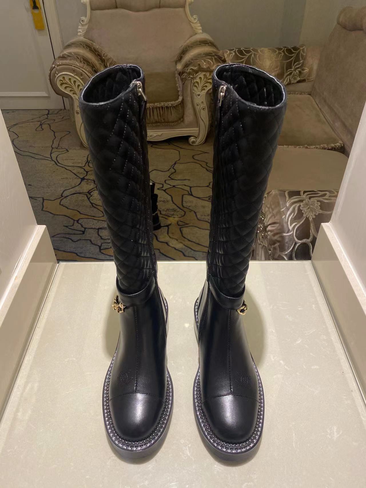 香奈儿独家新爆款“切尔西骑士靴”  小香Chanel 高品质专柜级-〰\u0002  Chanelaa® 小香双C链条格纹 瘦腿短靴 顶级代购级别稀品上新 t 材质：高16寸矮8寸鞋面意大利进口小牛牛原版定制小香Logo香奈儿独有的链条元素进口舒适柔软羊皮内里垫脚意大利进口对版高成本防滑大底 Size：女35～41   短靴 高靴