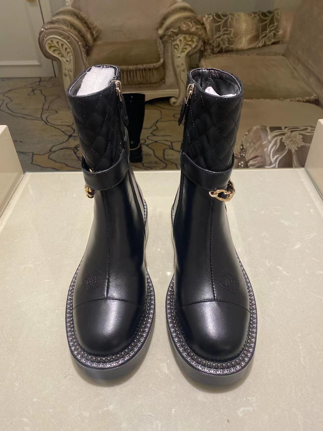 香奈儿独家新爆款“切尔西骑士靴”  小香Chanel 高品质专柜级-〰\u0002  Chanelaa® 小香双C链条格纹 瘦腿短靴 顶级代购级别稀品上新 t 材质：高16寸矮8寸鞋面意大利进口小牛牛原版定制小香Logo香奈儿独有的链条元素进口舒适柔软羊皮内里垫脚意大利进口对版高成本防滑大底 Size：女35～41   短靴 高靴