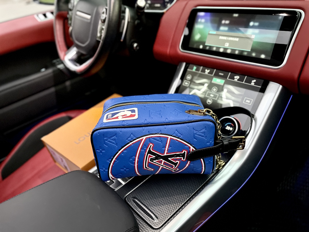 J5 高端货 “Louis Vuitton”盥洗袋 M21106 DOKIT 盥洗袋。DoKit 盥洗袋取材 Monogram 压纹 Taurillon 皮革，点缀大号  Louis Vuitton 路易威登 LV  篮球标识和经典 NBA 标识贴饰，见证路易威登与 NBA 的联袂创意。金属链条和拉链头闪耀 NBA 冠军奖杯的耀目光泽。15 x 24 x 15cm 配：礼盒。p205