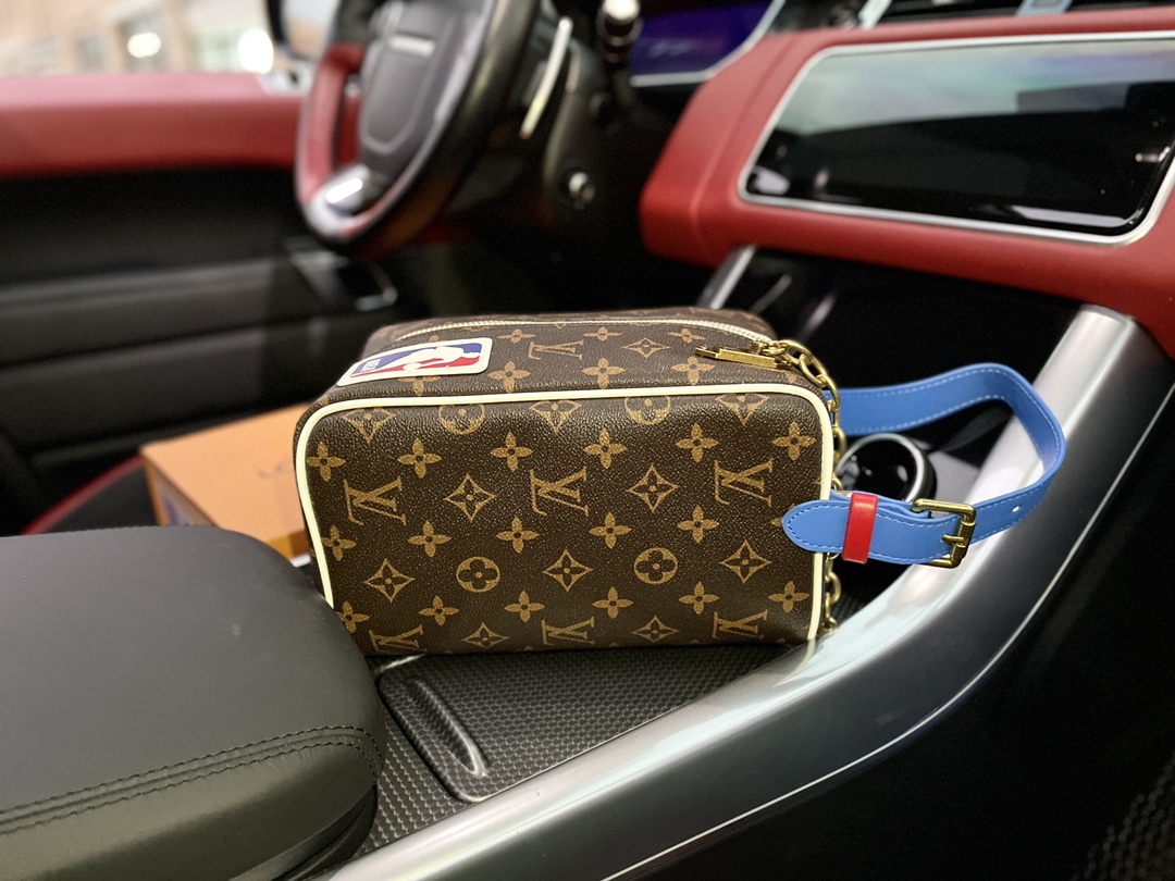 J5 高端货 “Louis Vuitton”盥洗袋 M45588 DOKIT 盥洗袋。DoKit 盥洗袋取材 Monogram 压纹 Taurillon 皮革，点缀大号  Louis Vuitton 路易威登 LV  篮球标识和经典 NBA 标识贴饰，见证路易威登与 NBA 的联袂创意。金属链条和拉链头闪耀 NBA 冠军奖杯的耀目光泽。15 x 24 x 15cm 配：礼盒。p205