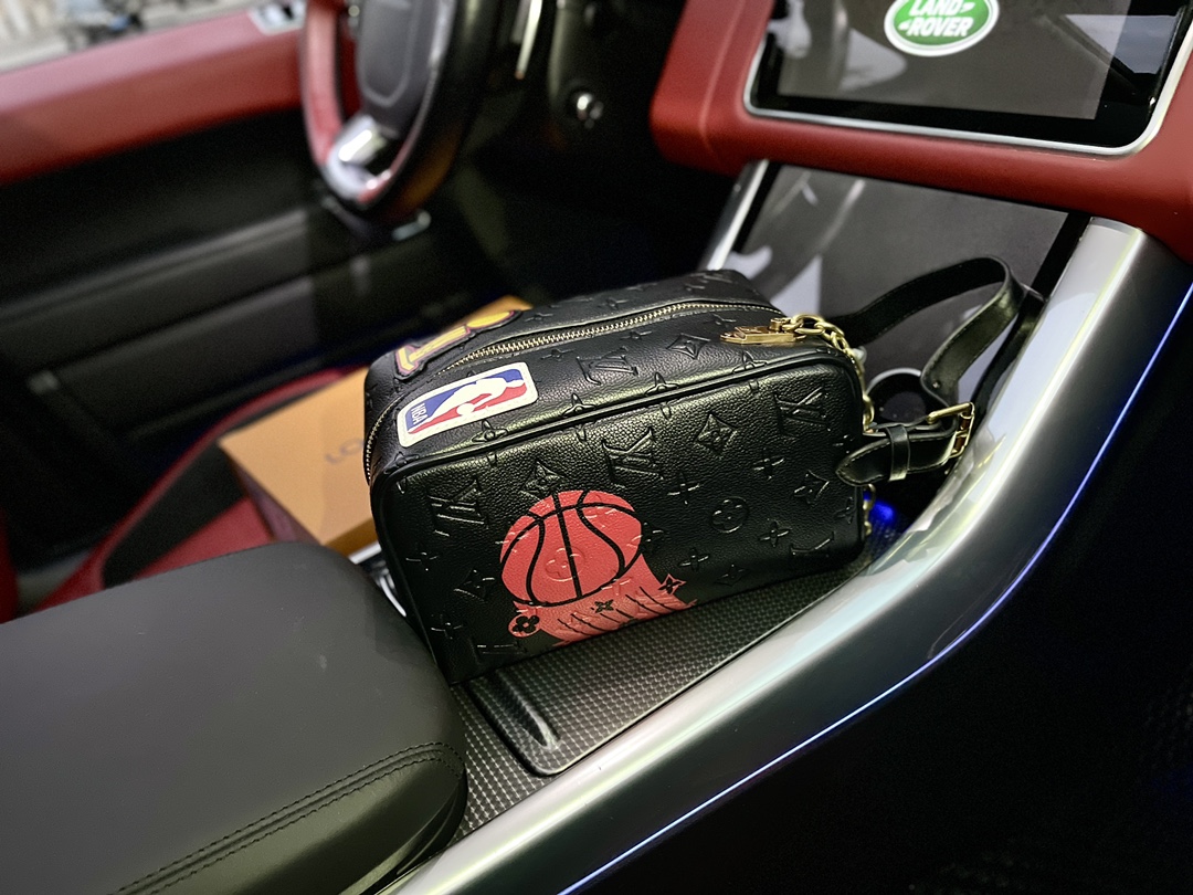 J5 高端货 “Louis Vuitton”洗漱袋 M58515。 Louis Vuitton 路易威登 LV XNBA CLOAKROOM DOKIT 手拿包 Cloakroom DoKit 手袋出自  Louis Vuitton 路易威登 LV xNBA SEASON 2 胶囊系列，以 Monogram 压纹皮革的印花和贴饰展现联赛总冠军夹克的灵感启发。可调节皮革腕带亦可悬挂于挂钩。15 x 24 x 15 厘米 配：礼盒。p205