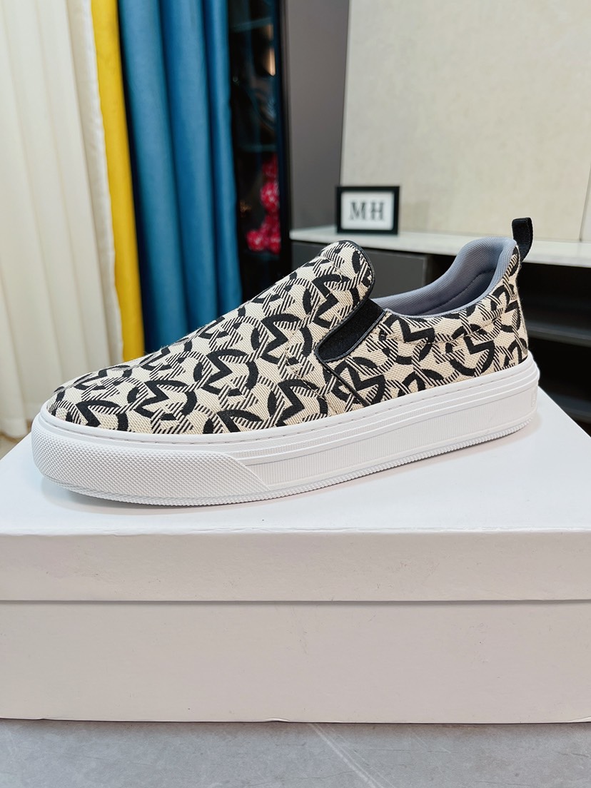 I0 Dior迪奥爆卖款官网全球首发男鞋高端品牌 官网最系列：鞋面采用进口飞织布料真皮内里。让行走更加便捷舒适与官方的质量相比美的1：1复刻。打造时尚个性衬托你的与众不同潮男必备!经典款。男码：38-44。